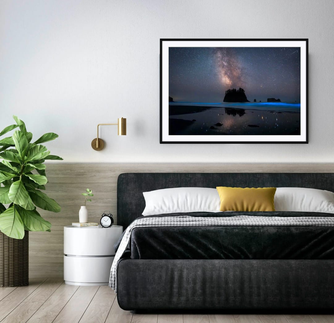 Cosmic Beach enmarcada sobre una cama oscura en un dormitorio luminoso