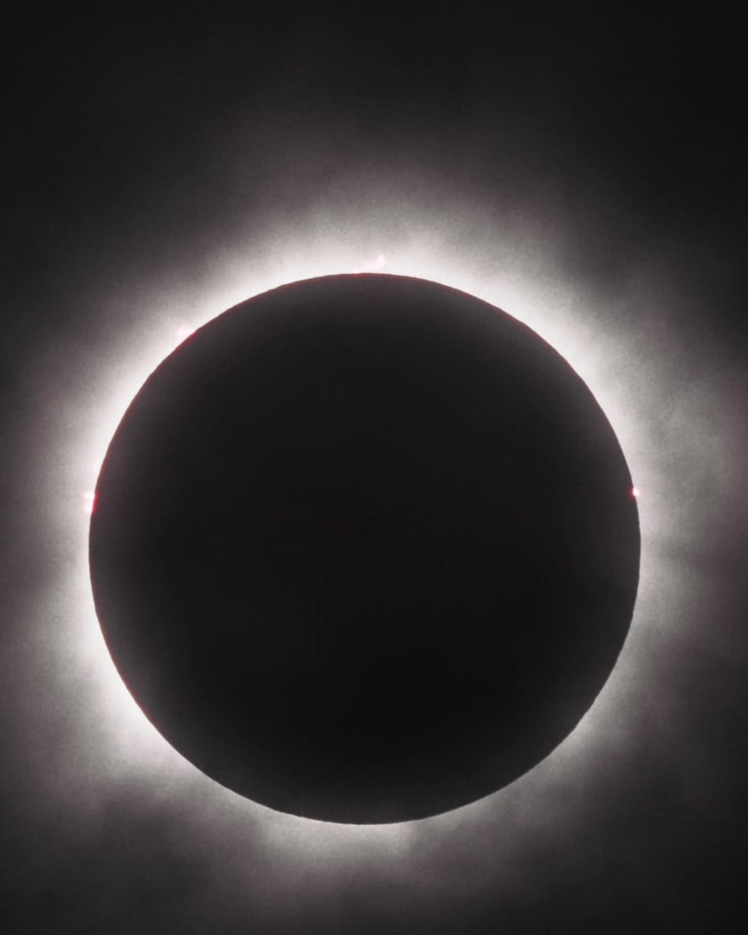 Eclipse solar total, la corona alrededor de la luna, del video de GMC Hummer EV