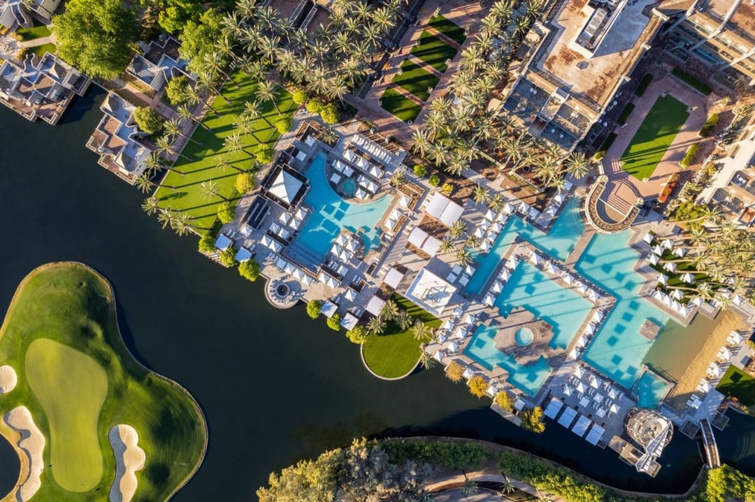 Piscinas, lago y green de golf de Grand Hyatt Scottsdale vistos desde arriba
