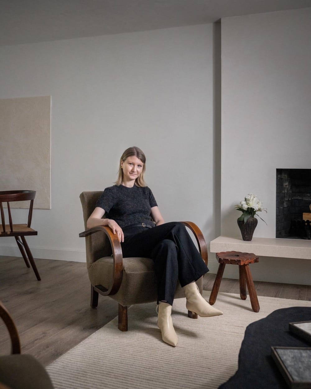 Jane Kidder en un sillón en una sala minimalista