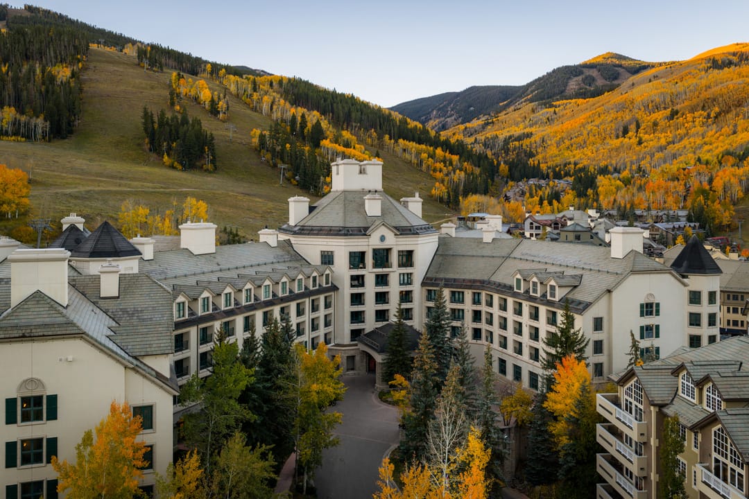 Park Hyatt Beaver Creek desde el aire en otoño, con álamos dorados en las pistas de esquí