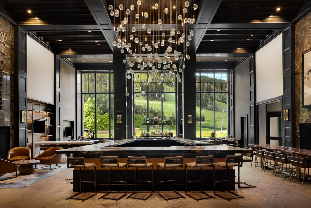 Bar bajo una lámpara de cristal, con ventanales hacia la montaña, Park Hyatt Beaver Creek