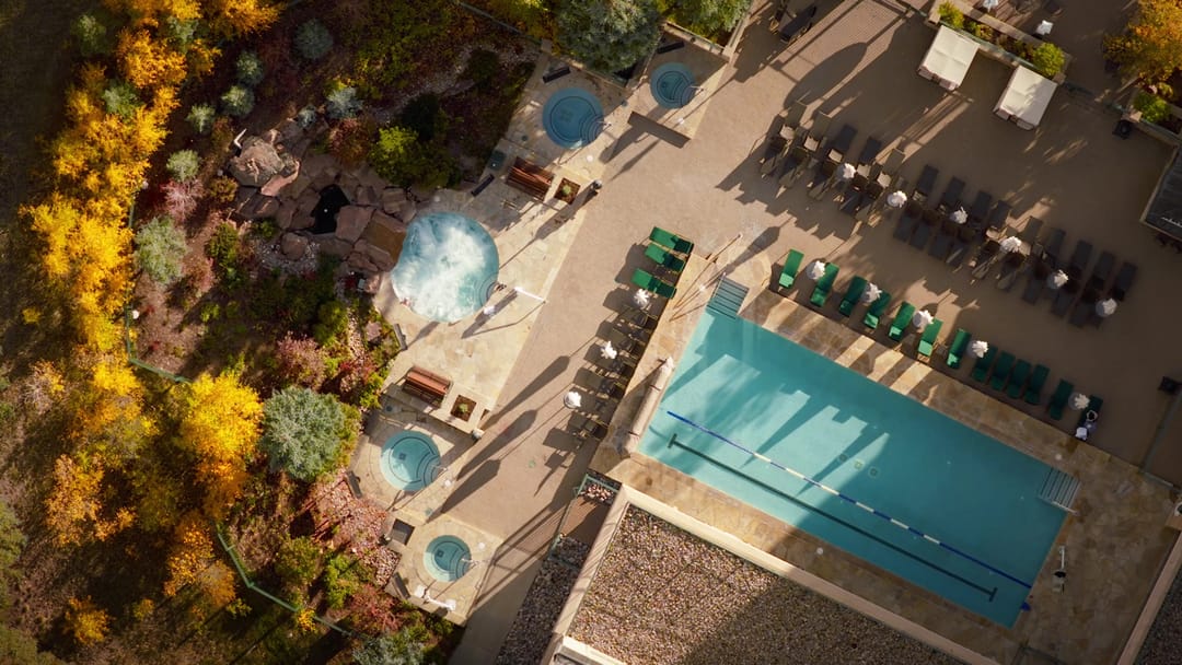 Piscina y jacuzzis vistos desde arriba, con álamos en colores de otoño, Park Hyatt Beaver Creek