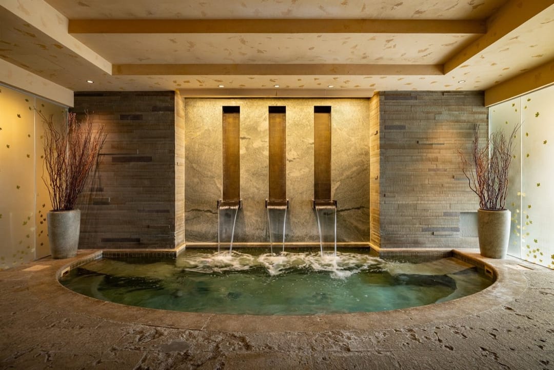Piscina del spa bajo tres caños de piedra, Park Hyatt Beaver Creek