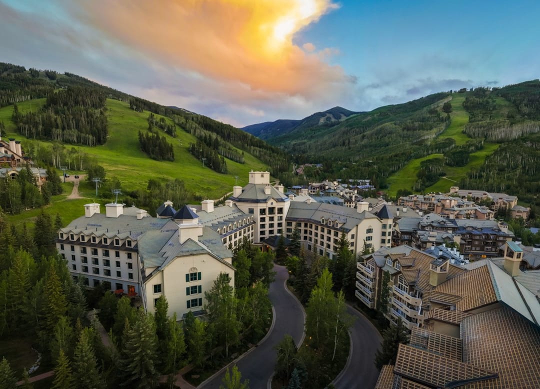Park Hyatt Beaver Creek en su valle al atardecer, con las pistas verdes arriba