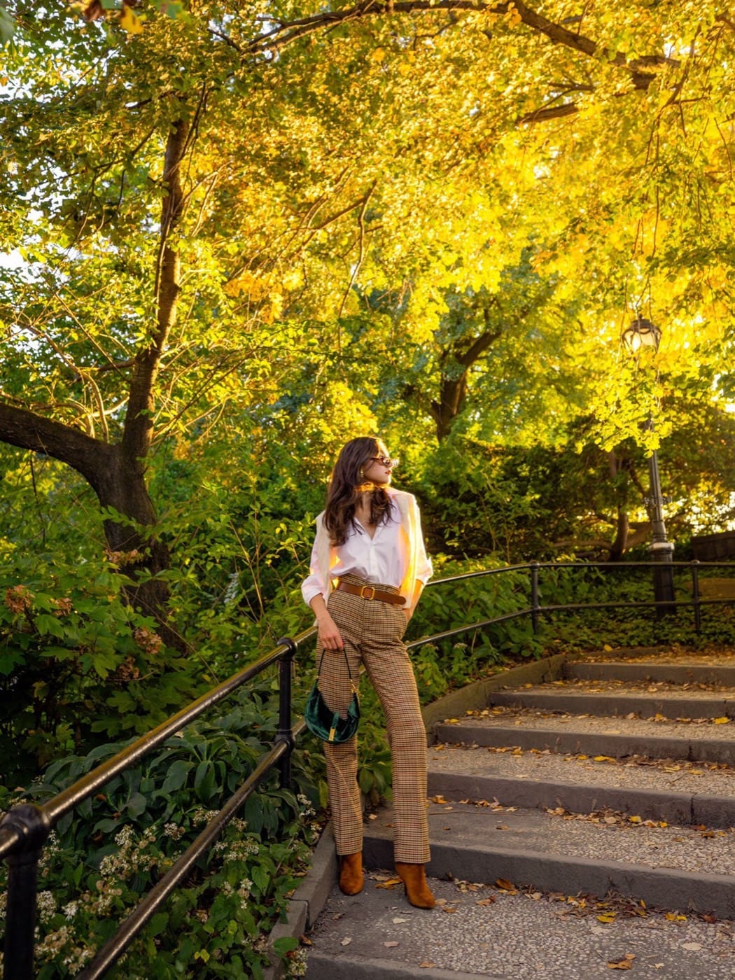Kate Bartlett en unas escaleras del parque bajo árboles dorados de otoño, para Polo Ralph Lauren
