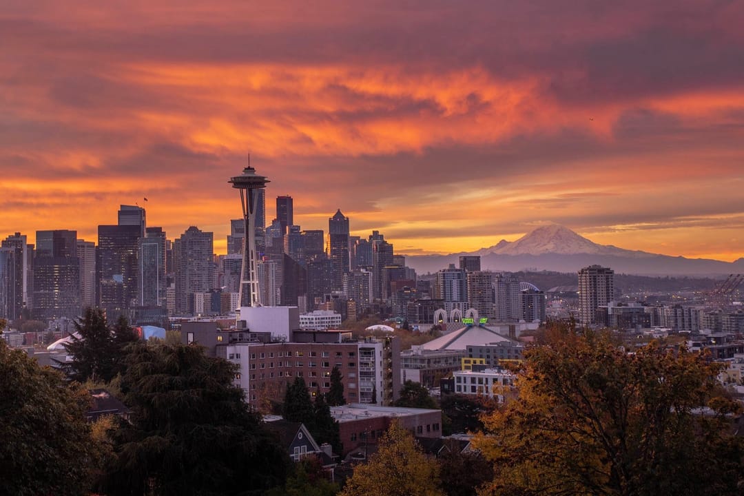 Seattle skyline and the Space Needle at sunrise from Kerry Park, Mount Rainier behind
